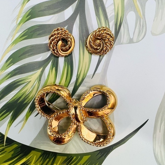 MONET BROOCH & EARRING SET | Gold Tone Bow Rope Style Earrings Clip Style - Picture 3 of 10